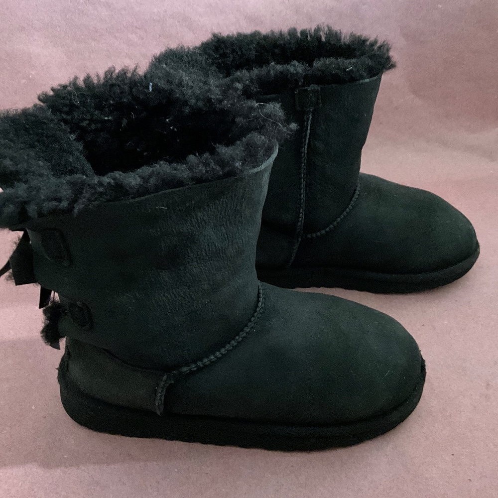 Kid’s Australia UGG Boiley Bow II Boots Size 4 Black Suede/Sheepskin